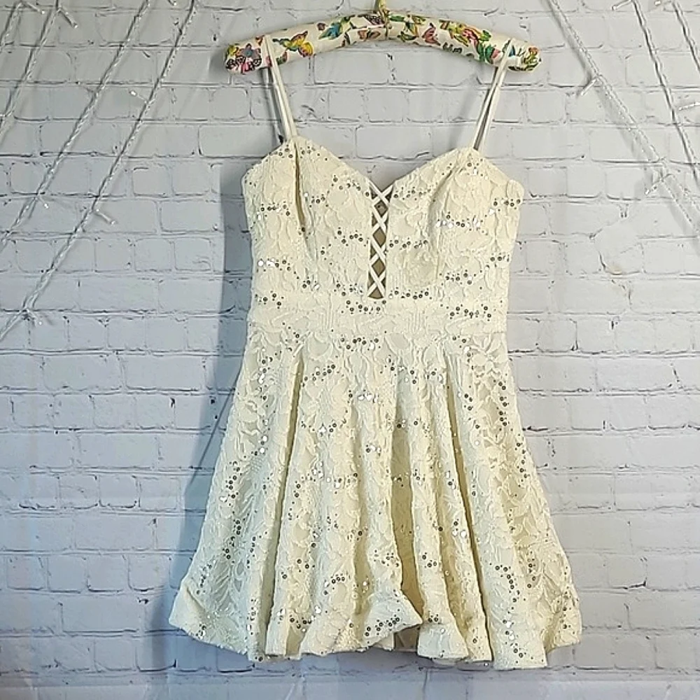 B. SMART White Floral Lace Sequin Mini Summer Dress Juniors Size 9 - Picture 3 of 16